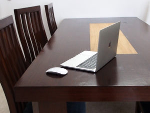 テーブルにMacBookPro