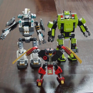 3体のレゴのロボット